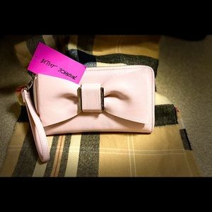 Betsy Johnson Wallet With Bow 🎀. COVID Free/Clean